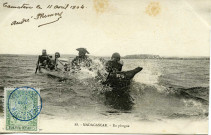 MADAGASCAR. - En pirogue