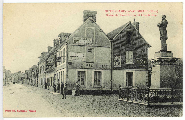 Notre-Dame-du-Vaudreuil. Statue de Raoul Duval et Grande Rue.