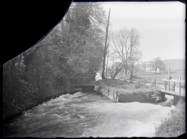 Système de vannes sur la rivière de Boos (Seine-Maritime).