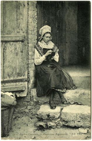 Divers. Ancien Costume. - Femme Normande.