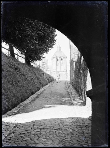 Ruelle pavée donnant sur l'église Notre-Dame d'Alençon (Orne).