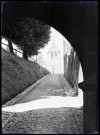 Ruelle pavée donnant sur l'église Notre-Dame d'Alençon (Orne).