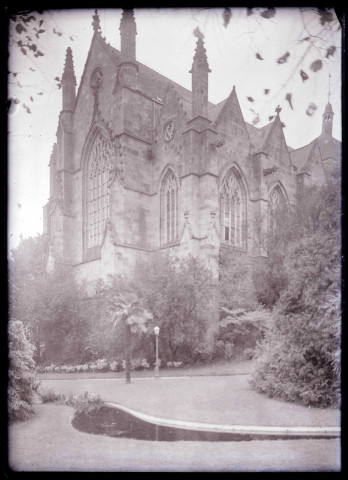 Jardin et abside de l'église Saint-Léonard de Fougères (Ille-et-Vilaine).