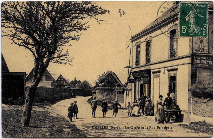 Jumelles. Le Café et la Rue Principale.