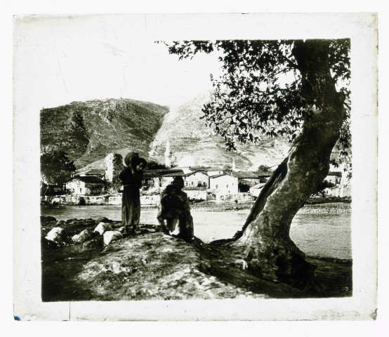 Vue de la ville depuis la rive droite de l'Oronte avec le mont Sylpius à Antioche (Turquie) (notice PA).