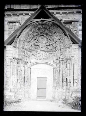 Porche nord avec tympan et voussures ornementées de l'église Saint-Benoit de Saint-Benoit-sur-Loire (Loiret).