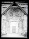 Porche nord avec tympan et voussures ornementées de l'église Saint-Benoit de Saint-Benoit-sur-Loire (Loiret).