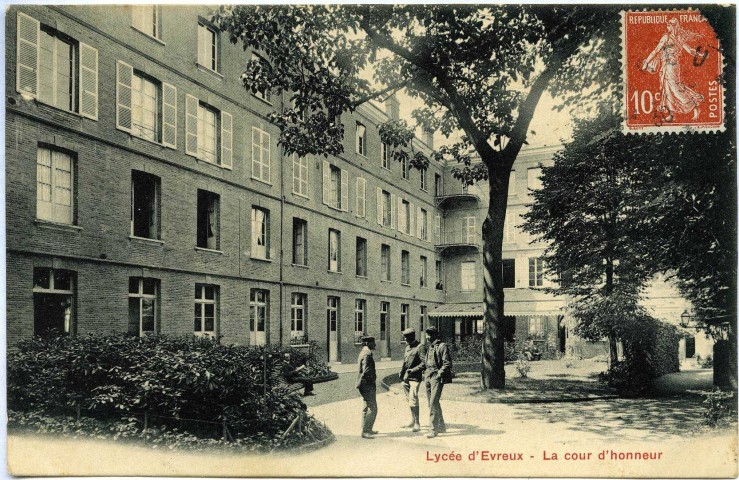 Evreux-Ville. Lycée Évreux - La cour d'honneur.