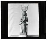 Musée du Louvre à Paris, statuette en bronze d'Isis allaitant Horus.
