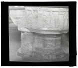 Église de Louye (Eure), fonts baptismaux.