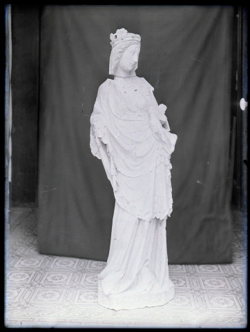Statue de Vierge à l'enfant en calcaire, dite Vierge de Lisors, de l'église Saint-Martin de Lisors (Eure, France).