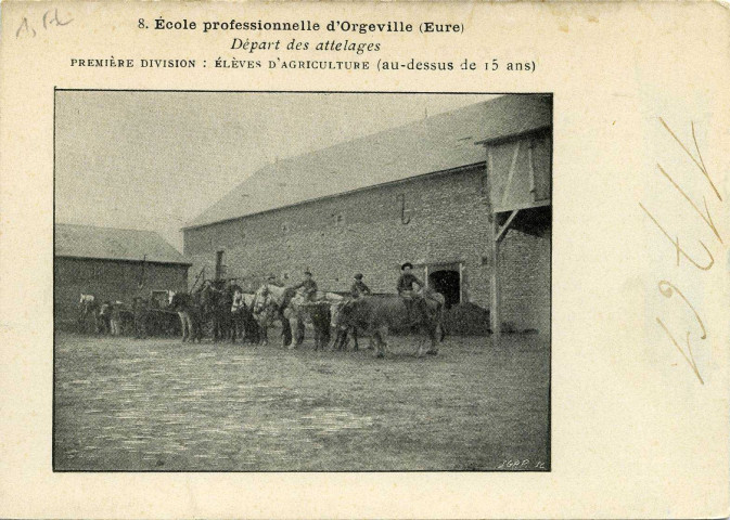 Caillouet-Orgeville. Ecole professionnelle d'Orgeville (Eure) - Départ des attelages - Première division : élèves d'agriculture (au-dessus de 15 ans).