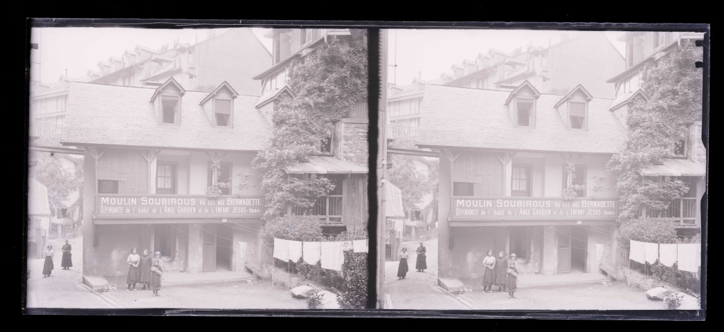 Dépendances de l'hôtel de l'Ange gardien et de l'enfant Jésus réunis du moulin Soubirous où est née Bernadette Soubirous à Lourdes (Hautes-Pyrénées).