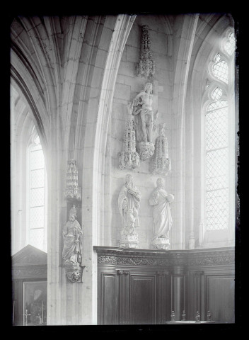 Statues du Christ, de Saint-Pierre, de Saint-Thiebaut et du Christ ressuscité de l'église de Saint-Riquier (Somme).