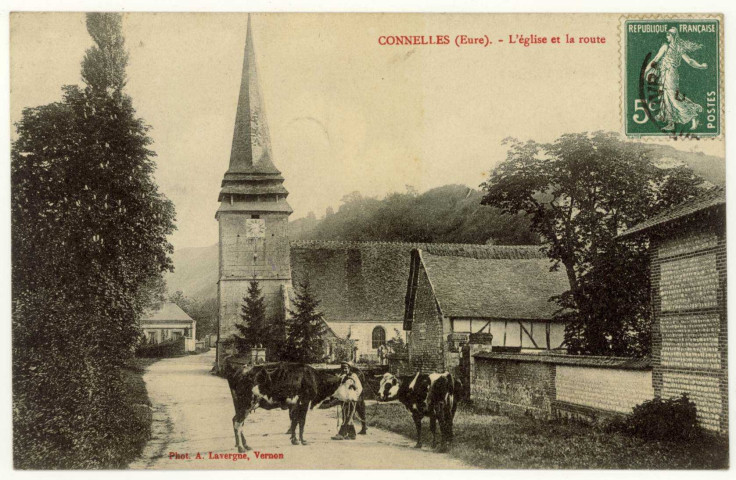 Connelles. L'Eglise et la route.