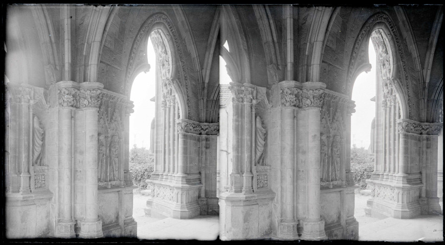 Piliers et chapiteaux sculptés de l'église de la Madeleine de Vézelay (Yonne).
