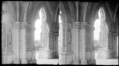 Piliers et chapiteaux sculptés de l'église de la Madeleine de Vézelay (Yonne).