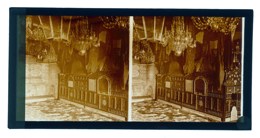 Intérieur d'édifice religieux.