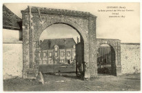 Coudres. Le Haut portail de l'Ancien Couvent (1734) restauré en 1847.
