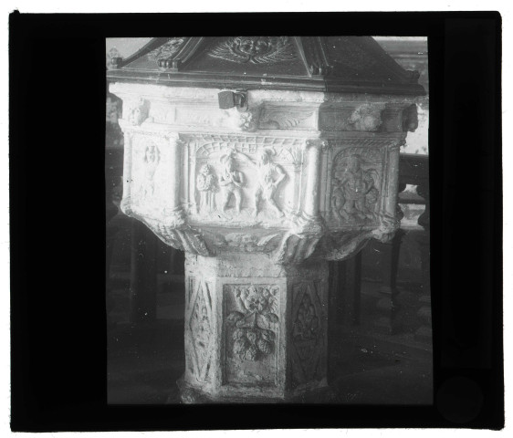 Église de La Croix-Saint-Leufroy (Eure), fonts baptismaux.