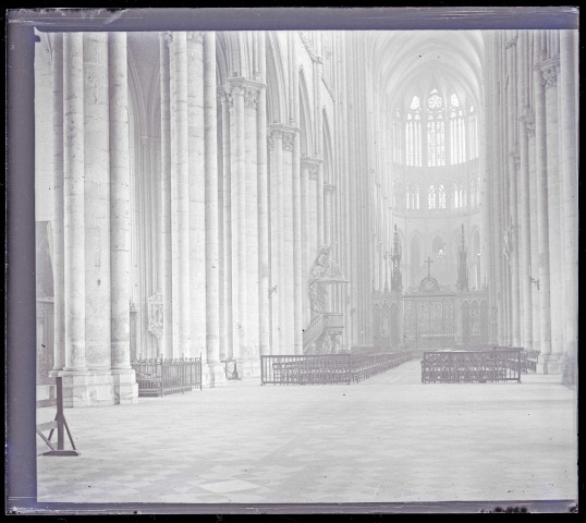 Nef et chaire à prêcher de la cathédrale Notre-Dame d'Amiens (Somme).