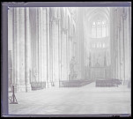 Nef et chaire à prêcher de la cathédrale Notre-Dame d'Amiens (Somme).