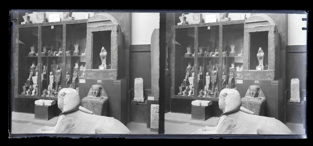 Salle et collections d'un musée égyptien.