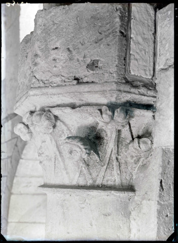 Chapiteaux ornementés de têtes humaines et de feuillages de la maison des Templiers de Caudebec-en-Caux (Seine-Maritime).