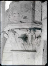 Chapiteaux ornementés de têtes humaines et de feuillages de la maison des Templiers de Caudebec-en-Caux (Seine-Maritime).