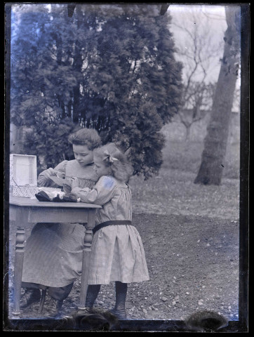 Femme et petite fille dans un jardin.