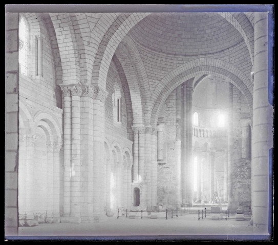 Nef et choeur de l'église de l'ancienne abbaye royale de Fontevrault à Fontevraud-l'Abbaye (Maine-et-Loire).