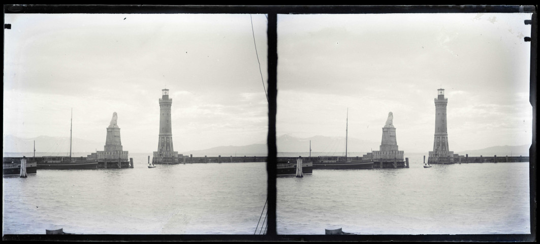 Entrée de port avec le phare et le Lion bavarois de Lindau (Allemagne).