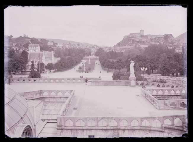 Terrasse de la basilique de Lourdes (Hautes-Pyrénées).