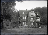 Maison bourgeoise dans la forêt.