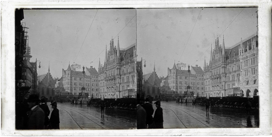 La Marienplatz de Munich (Bavière, Allemagne) avec calèches, rail de tramway et bâtiment monumental.