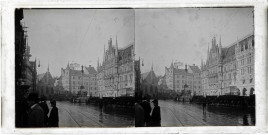 La Marienplatz de Munich (Bavière, Allemagne) avec calèches, rail de tramway et bâtiment monumental.