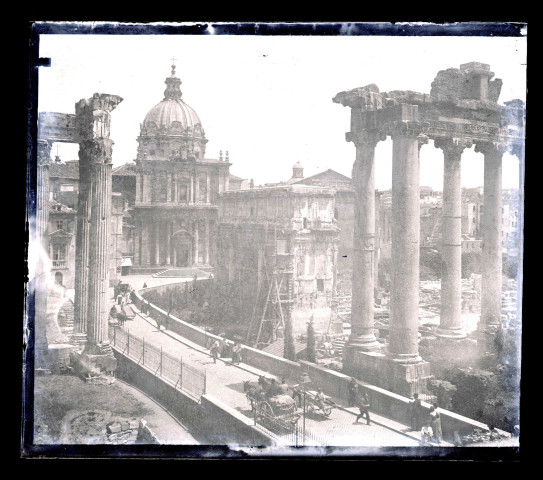 Forum romain avec l'Arc de triomphe de Septimius Severus en l'honneur de la bataille remportée et colonnes antiques à Rome (Italie). Idem 5103.
