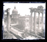 Forum romain avec l'Arc de triomphe de Septimius Severus en l'honneur de la bataille remportée et colonnes antiques à Rome (Italie). Idem 5103.