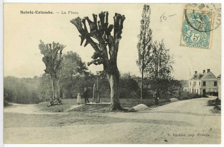 Sainte-Colombe-la-Campagne. La Place.