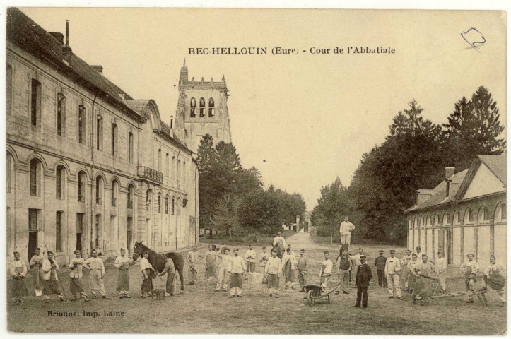 Bec-Hellouin (Le). Cour de l'Abbatiale.