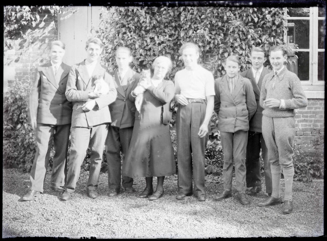 Famille Bretocq et amis posant sur le perron du presbytère de Rosay-sur-Lieure (Eure).