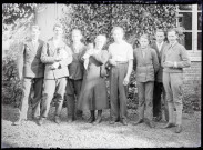 Famille Bretocq et amis posant sur le perron du presbytère de Rosay-sur-Lieure (Eure).