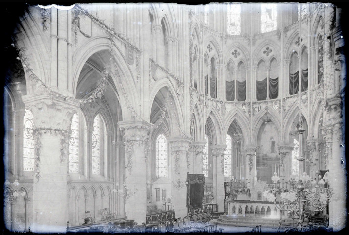 Intérieur de la cathédrale Saint-Pierre décoré pour la béatification de Sainte-Thérèse de Lisieux à Lisieux (Calvados).
