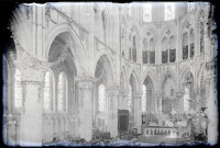 Intérieur de la cathédrale Saint-Pierre décoré pour la béatification de Sainte-Thérèse de Lisieux à Lisieux (Calvados).