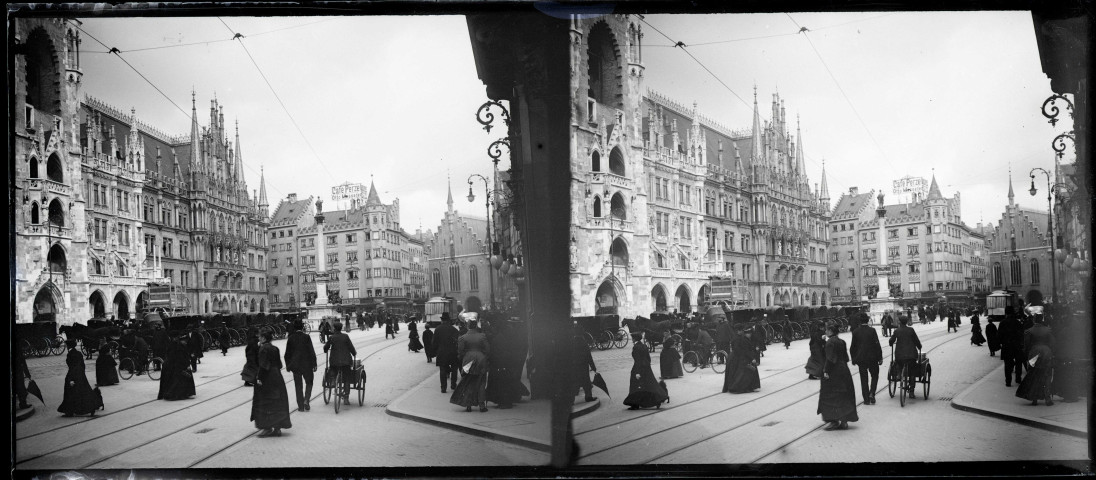La Marienplatz de Munich (Bavière, Allemagne) avec calèches, rail de tramway et bâtiment monumental.