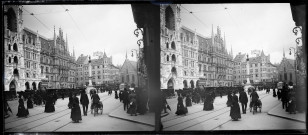 La Marienplatz de Munich (Bavière, Allemagne) avec calèches, rail de tramway et bâtiment monumental.