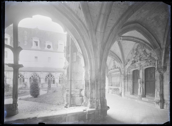 Porte du réfectoire et piscine de l'abbaye Notre-Dame de Fontenelle de Saint-Wandrille-Rançon (Seine-Maritime).