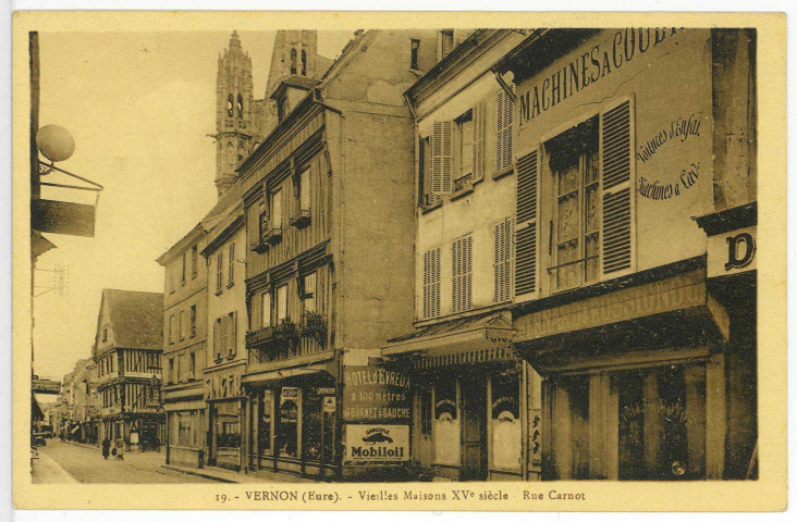 Vernon-Ville. Vieille Maison XVe siècle et rue Carnot.