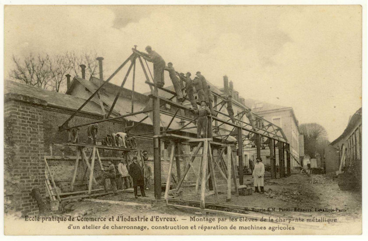 Evreux-Ville. Ecole Pratique de Commerce et d'Industrie d'Evreux-Montage par les élèves de la charpente métallique d'un atelier de charronnage, construction et réparation de machines agricoles.