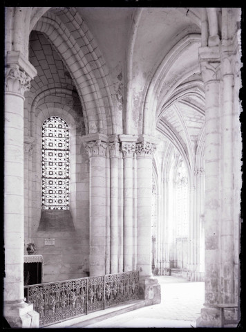Déambulatoire de l'église abbatiale de Saint-Germer-de-Fly (Oise).